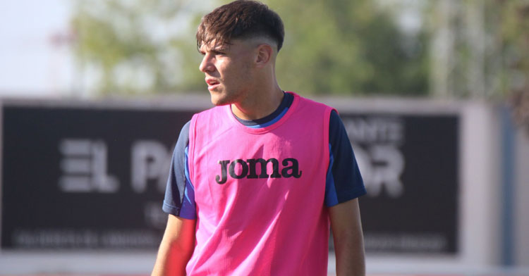 Javi Feria entrenando con el Illescas en tierras toledanas. Foto: CD Illescas