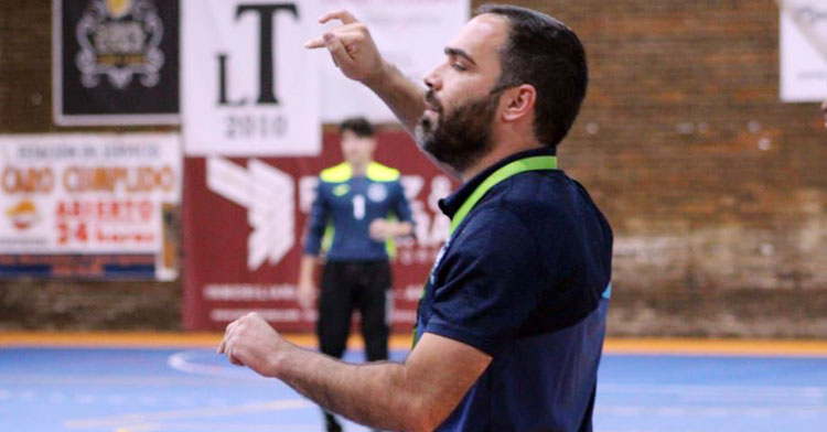 Jesús Díaz dando instrucciones en el Naranja Arena. Foto: Juani E. G. / ARS Palma del Río