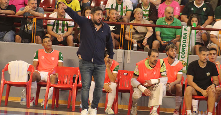 Josan González dando instrucciones en la banda del Vista Alegre.