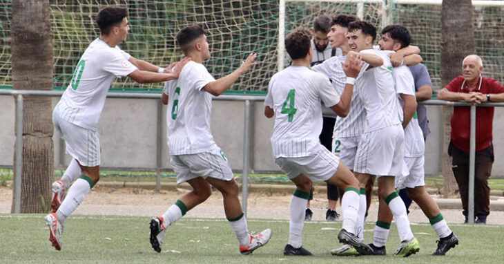 Los juveniles del Córdoba CF celebrando el gol final de Prieto ante el Almería.