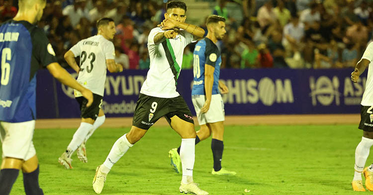 Kuki Zalazar celebrando su primer gol con el Córdoba en San Fernando.