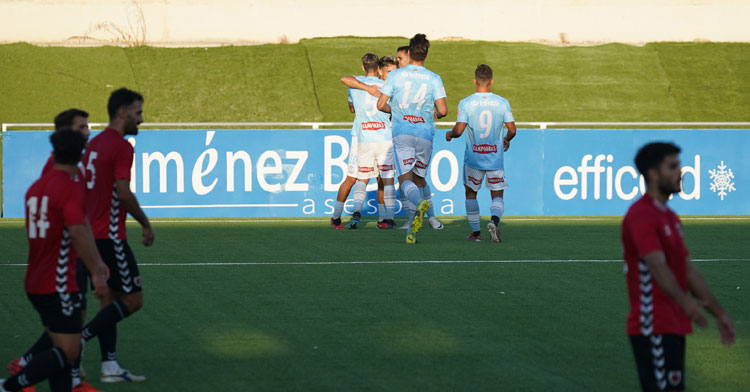 Los lucentinos festejando un gol al Cartaya en el estreno liguero. Foto: Antonio Dávila / Ciudad de Lucena