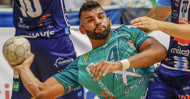 Marcio Silva zafándonse entre dos jugadores del Trops Málaga.