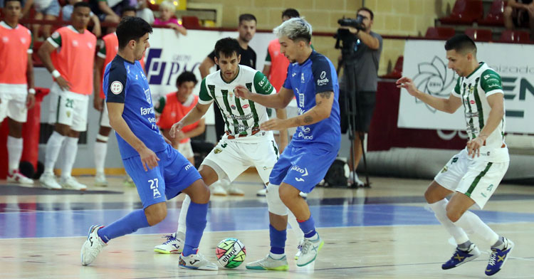 Damián Mareco y Arnaldo Báez presionando a olos jugadores de Alzira. Foto: Córdoba Futsal