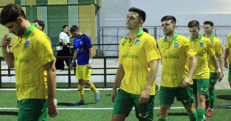 Los futbolistas auriverdes saltando al campo en uno de sus amistosos en el Municipal. Foto: Montilla CF