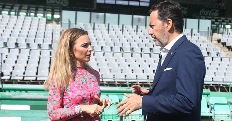 La delegada de Educación del Ayuntamiento de Córdoba, Narcis Ruiz, departiendo con Antonio Fernández Monterrubio en El Arcángel.