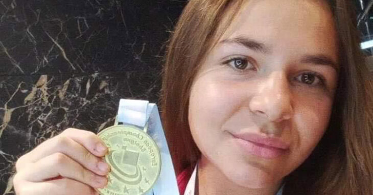 Noelia Pontes luciendo con orgullo su medalla. Foto: Ayuntamiento de El Viso