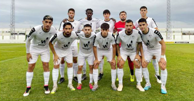 El equipo blanquillo formando antes de su último amistoso. Foto: CD Pozoblanco