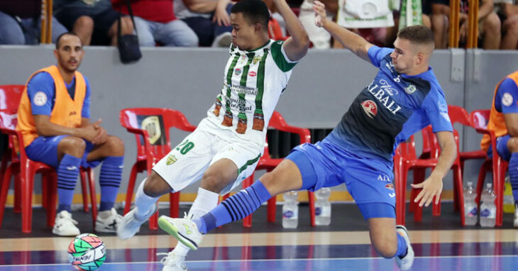 Osamanmusa intenta un tiro desde la parte derecha del ataque blanquiverde. Foto: Córdoba Futsal