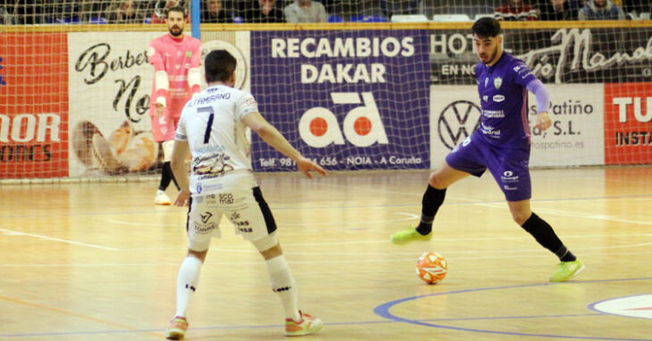 Lucas Perin intercepta la pelota en el duelo en Noia de la temporada 2022-23. Foto: Noia Portus Apostoli