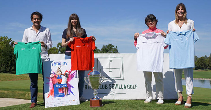Los polos que lucirán los jugadores presentados en el Real de Sevilla.