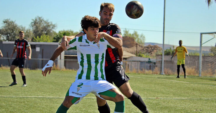 Álex Fernández pelea por una pelota con un jugador del Cabecense. Foto: CCF