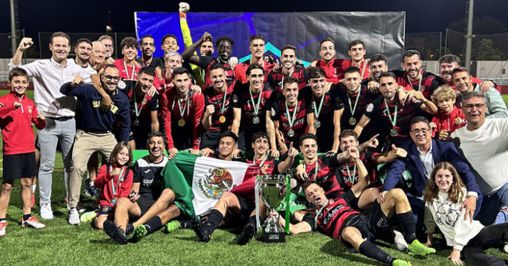 Juanmi Puentenueva, a la izquierda, celebrando la consecución de la Copa RFAF. Foto: RFAF