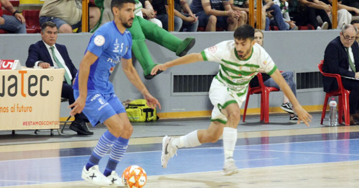 Rafalillo presionando a un jugador de Valdepeñas en el último partido de la temporada 2022-23. Foto: Córdoba Futsal