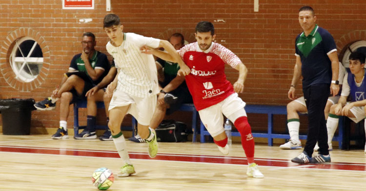 Lolo Vinos sigue desde cerca el choque de su equipo en Mengíbar. Foto: Mengíbar FS