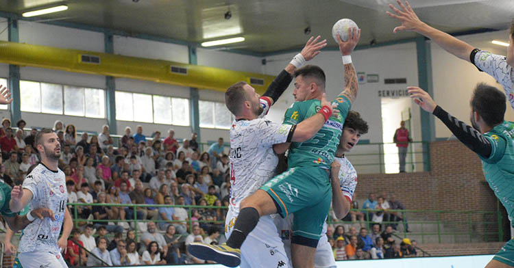 El luso Gonçalo Ribeiro blocado por la defensa de Abanca Ademar de León.