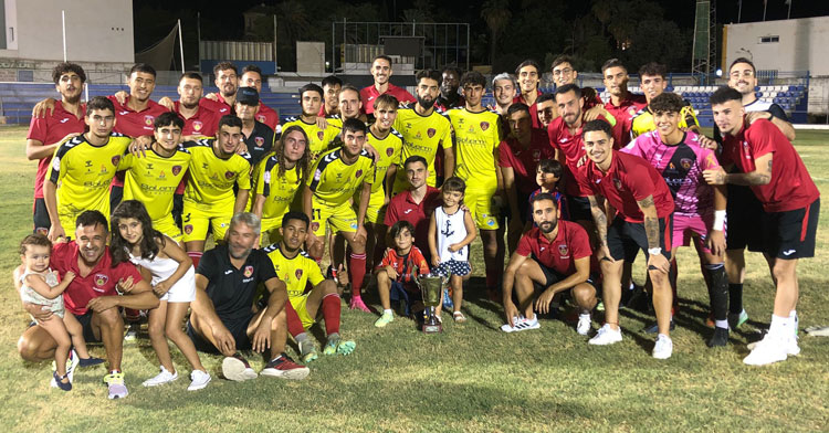 La plantilla del Salerm, los que jugaron y los que no, posando tras vencer en Écija el pasado jueves. Foto: @SalermPG
