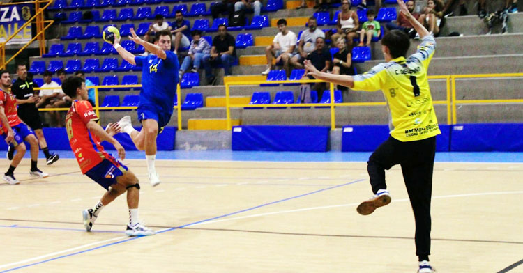 Un jugador colegial volando para anotar. Foto: La Salle Balonmano