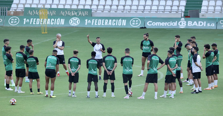Iván Ania hablando a sus jugadores en el entreno de este sábado en El Arcángel. Foto: CCF