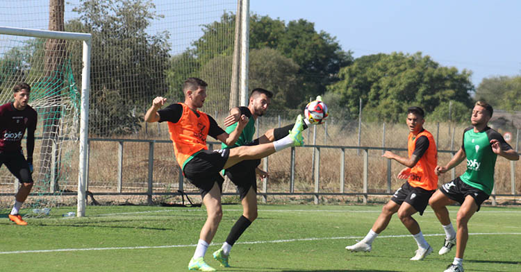 Toril y Lapeña pugnan por un balón dividido.