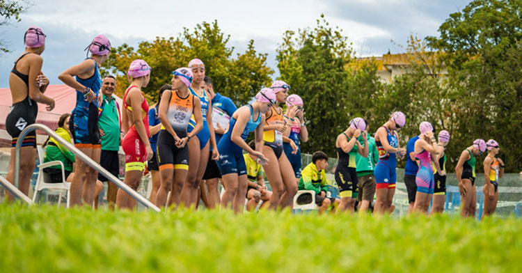 Varios menores listos para tomar parte en el triatlón. Foto: Ana Rodd / Federación Andaluza de Triatlón