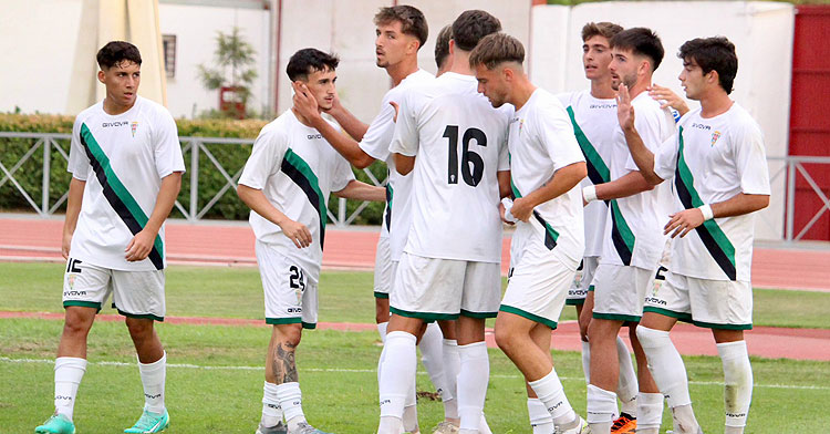 Los jugadores blanquiverdes celebrando una de las dianas de la victoria. Foto: CCF