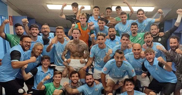 El vestuario del Ciudad de Lucena celebrando la primera victoria de la temporada ante el Cartaya.