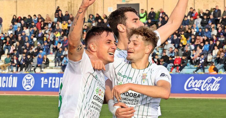 Simo celebra con Carracedo, con José Cruz detrás, el 1-2 del pasado encuentro en el Iberoamericano 2010. Foto: CCF