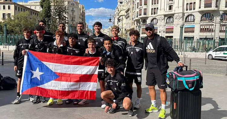 Yoyo con la decena de chavales llegados de Puerto Rico a España.