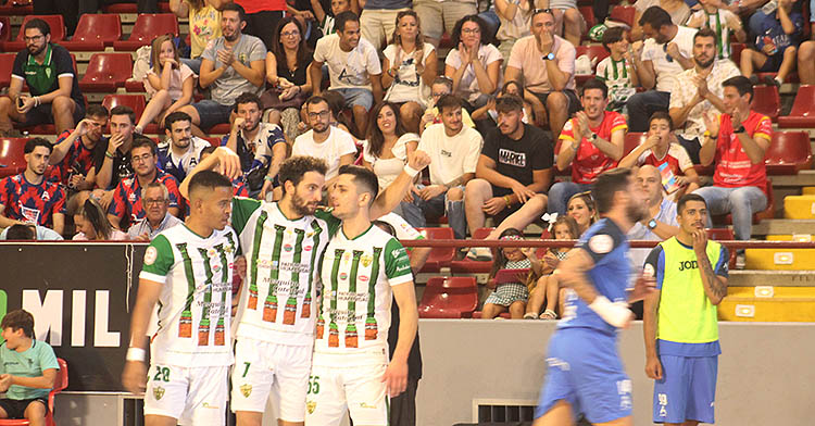 Zequi celebrando su gol junto a Antoniazzi y Muhammad.