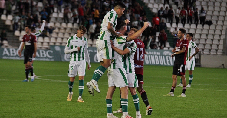 Alberto Toril celebrando el gol de la victoria con varios compañeros encima.