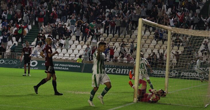 Alberto Toril celebrando su gol.