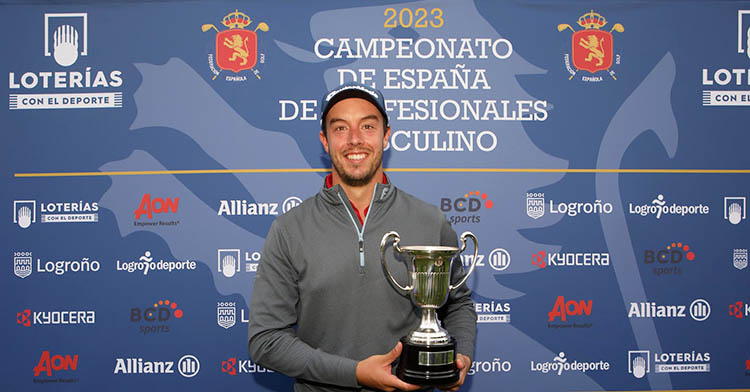 Víctor Pastor mostrando el trofeo de campeón de