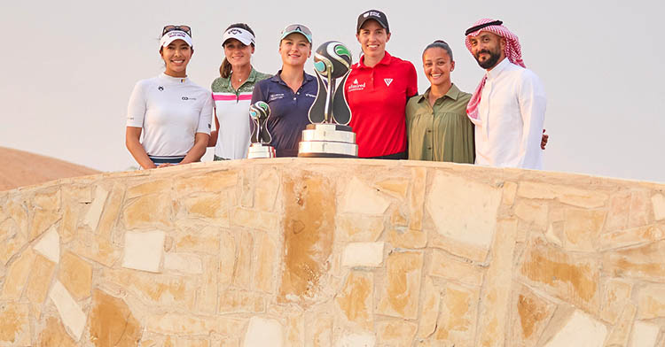 Las ganadoras de la Aramco Team Series con Noah Alireza, CEO of Golf Saudi y Carlota Ciganda entre ellas.