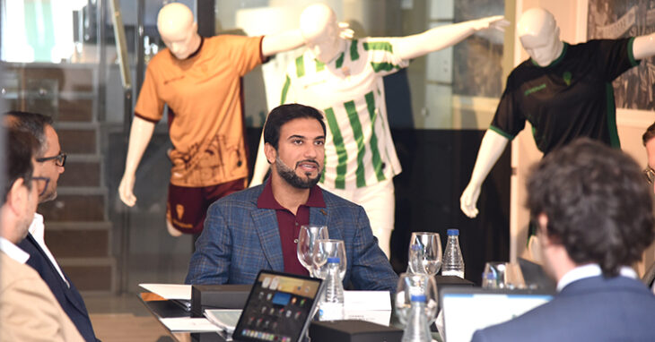 Abdulla Jehad Al Zain, presidente del Consejo de Administración del Córdoba CF, durante la única reunión que se hizo pública en El Arcángel.