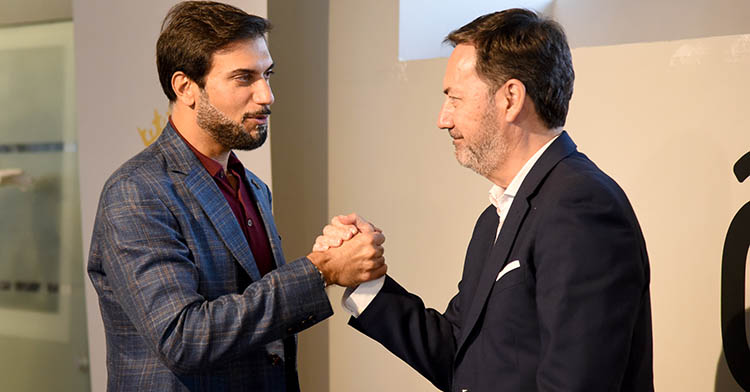 El presidente del Córdoba CF mostrando su apoyo a Monterrubio.