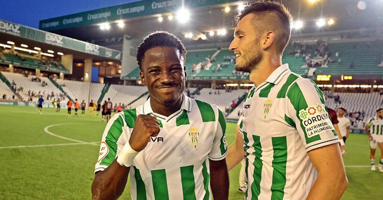 Adilson celebrando su gol y la victoria del Córdoba con Adri Lapeña ante el Mérida.