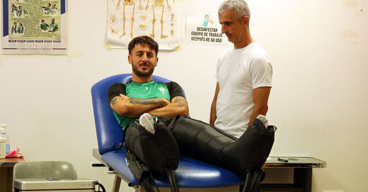 Adri Castellano junto al doctor Bretones tratándose. Foto: CCF