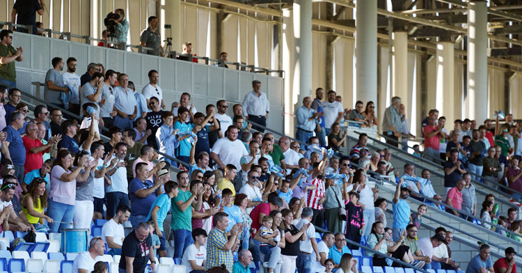 Seguidores celestes en la grada del estadio. Foto: Antonio Dávila / Ciudad de Lucena
