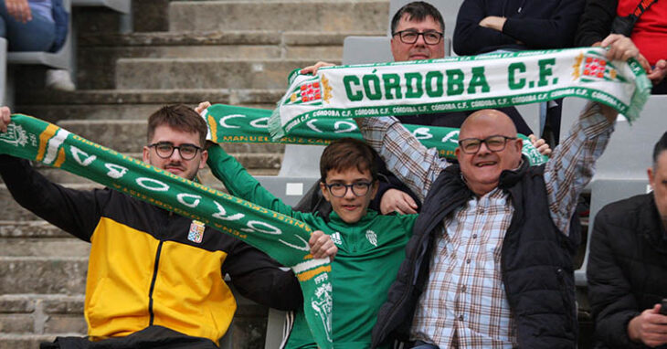 Aficionados del Córdoba en las gradas en el partido ante el Recre. Foto: CCF