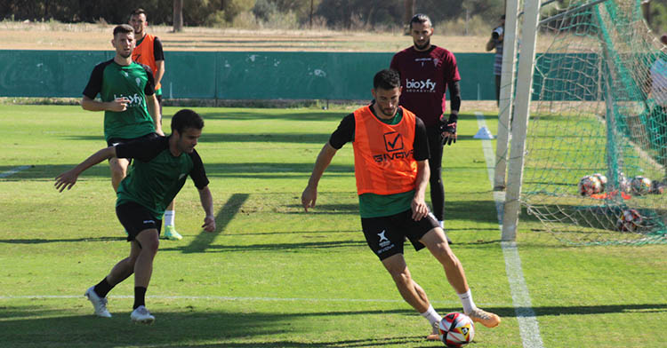 Albarrán sale con el balón jugado ante el chaval del filial Paco Fernández.