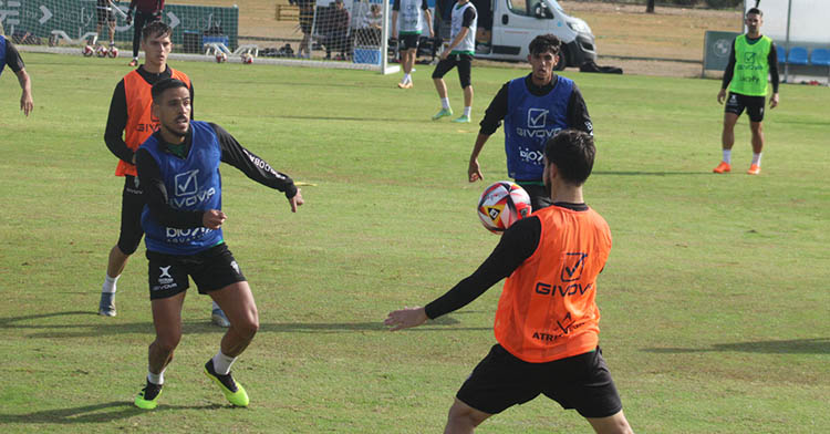 Christian Delgado controla el balón con el pecho ante Recio y Álex López.