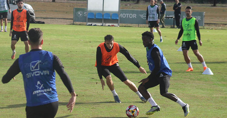 Álex Sala tapando la salida de balón de Adilson.