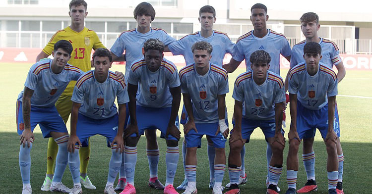 Andrés Cuenca, arriba junto al arquero español, en uno de los onces iniciales del Torneo Cuatro Naciones. Foto: RFEF