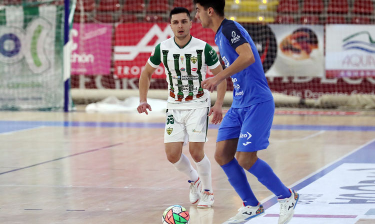 Antoniazzi vigila a un jugador de Alzira. Foto Córdoba Futsal