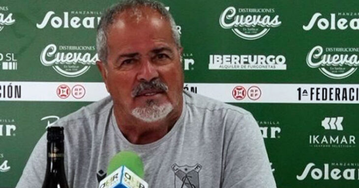 Antonio Iriondo en una rueda de prensa en El Palmar. Foto: Atlético Sanluqueño