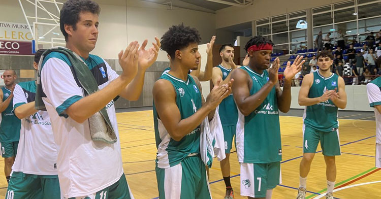 Los aplausos de los jugadores verdes a la grada. Foto: UBI Concordia