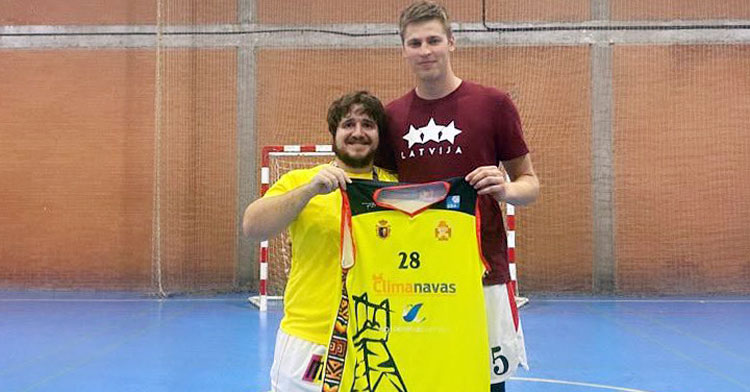 Arturs Krats posando junto a un feliz Curro Santaella. Foto: CP Peñarroya