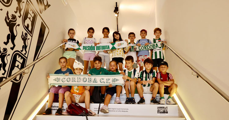 Algunos escolares posando en las entrañas del estadio. Foto: CCF