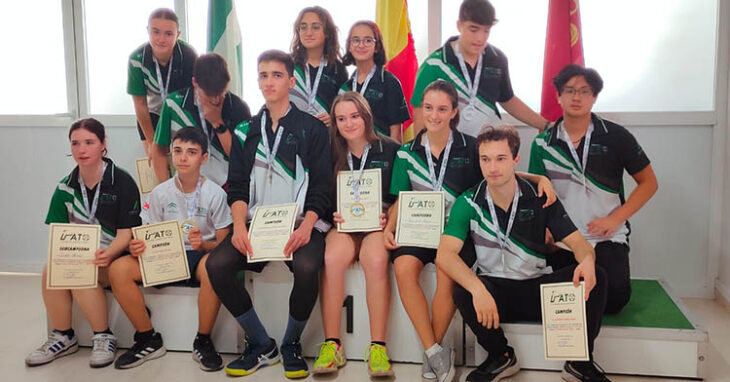 Los hermanos Bellido junto al resto de tiradores andaluces que irán al Campeonato de España de Tiro de precisión para jóvenes promesas.